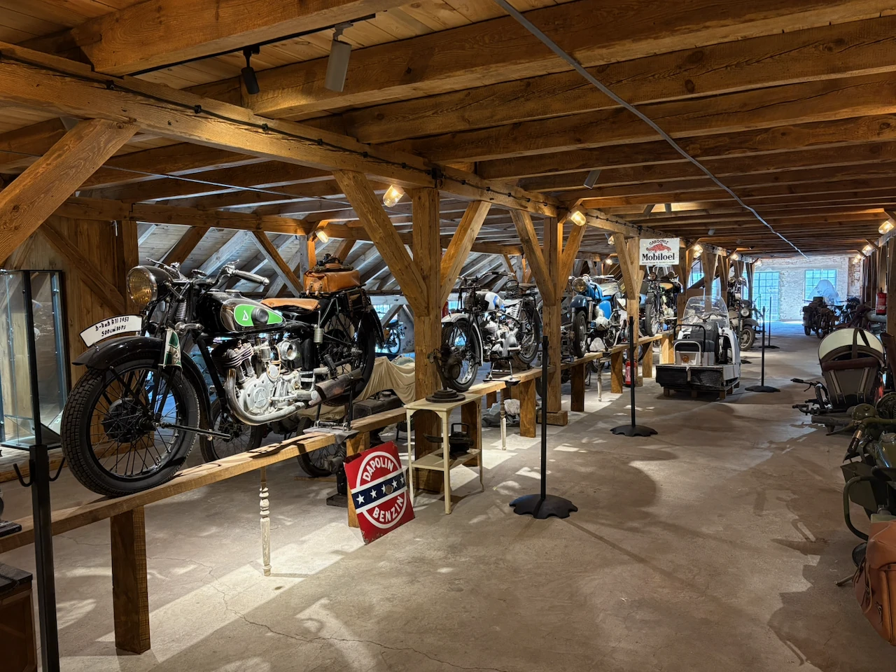 Motorradmuseum im Aufbau